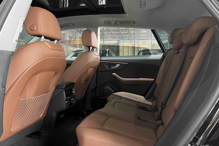 Audi Q8 2023 car image #19