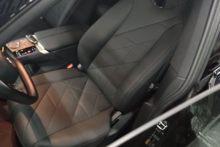 BMW i5 M60 2022 car image #19