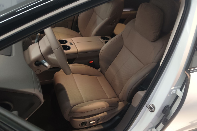 Li i8 2025 image de voiture #19