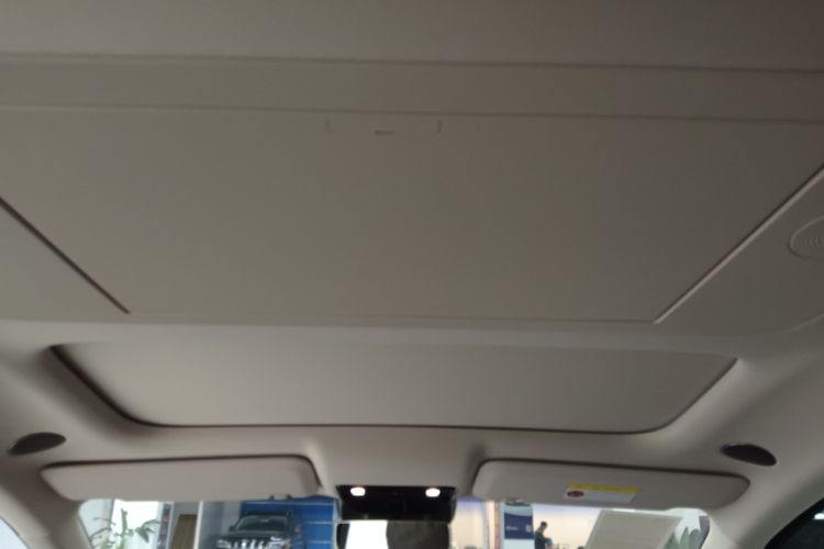 Li i8 2025 image de voiture #19