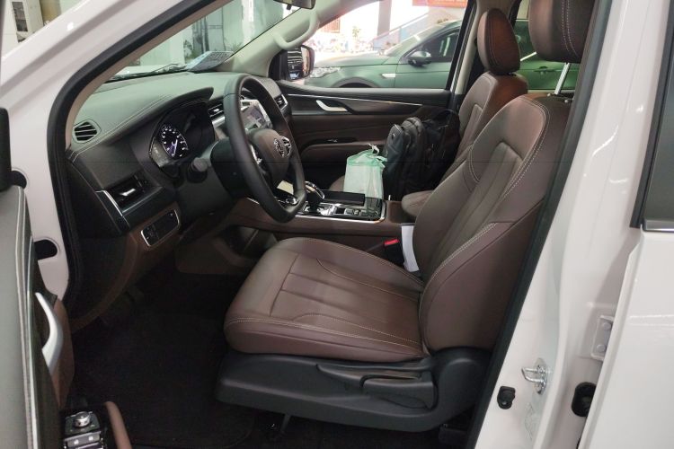 2025 car image #19