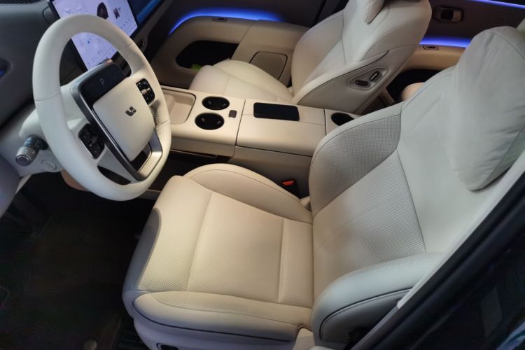 Li i8 2025 image de voiture #19