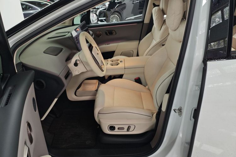 Li i8 2025 image de voiture #19