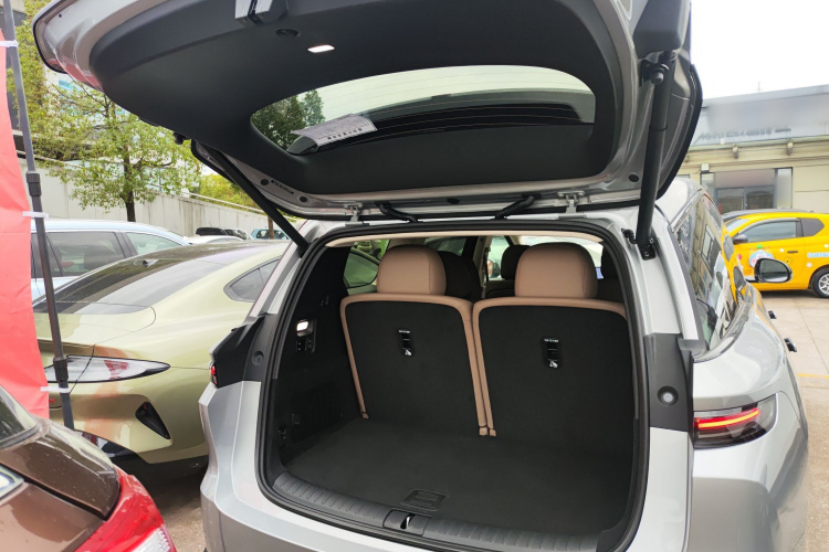 Li i8 2025 image de voiture #19