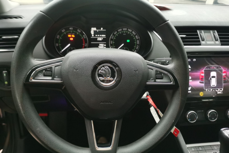 Skoda Octavia 2019 car image #19