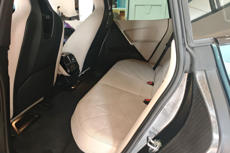 BMW i5 M60 2023 car image #19