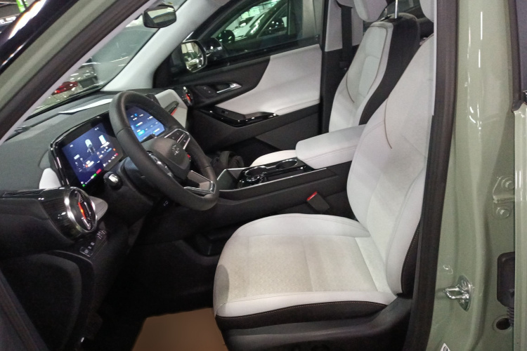 Chevrolet Equinox Plus 2025 car image #19