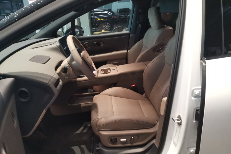 Li i6 2025 image de voiture #19