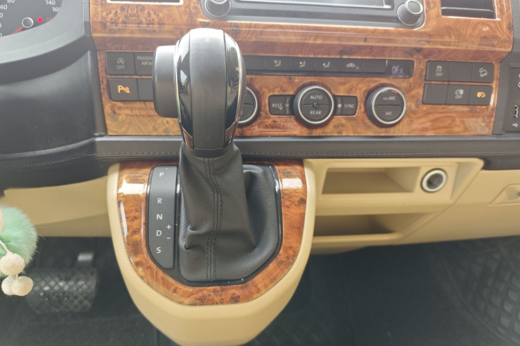 Volkswagen Caravelle 2018 immagine di auto #19