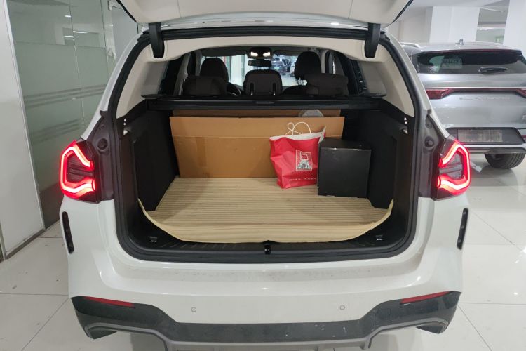 BMW iX3 2023 immagine di auto #19