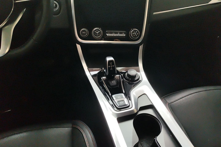 Lynk & Co 01 2018 #19 Lynk & Co 01 2018 car image #19