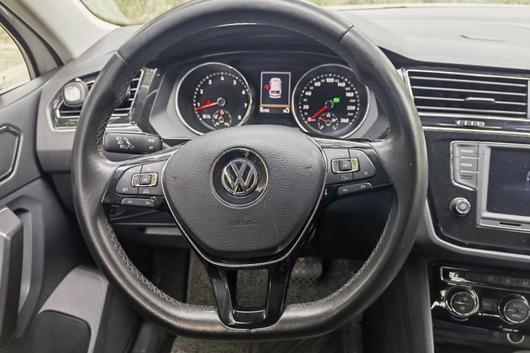 Volkswagen Tiguan L 2017 car image #19