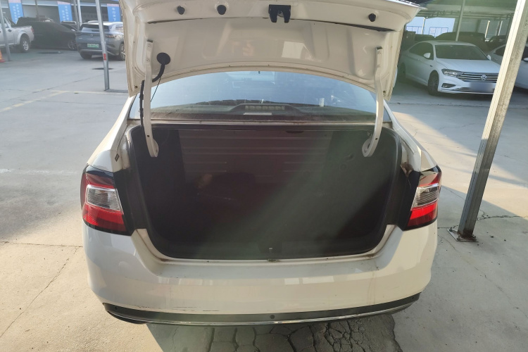 Skoda Rapid 2018 car image #19