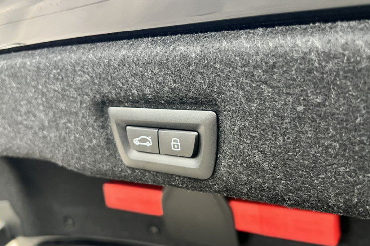 BMW i5 2025 car image #19