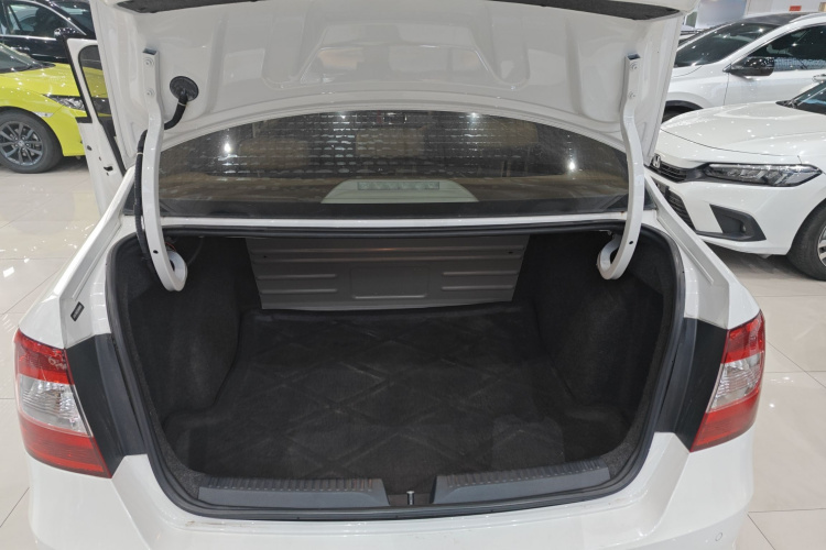 Skoda Rapid 2016 car image #19