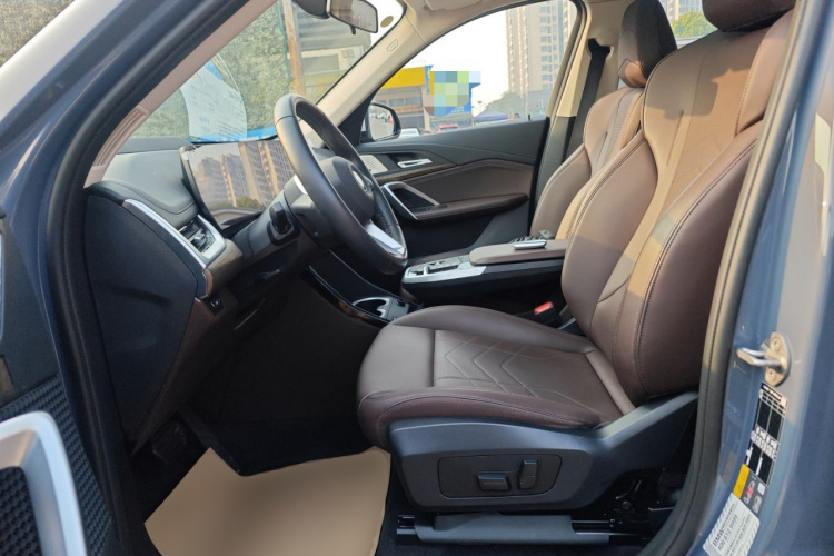 BMW iX1 2023 car image #19