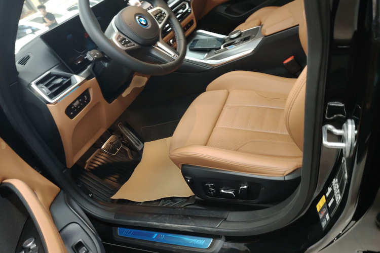 BMW i4 M50 2024 car image #19