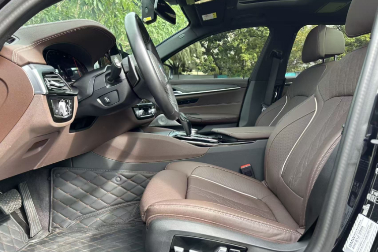 BMW 5 Series 2023 car image #19