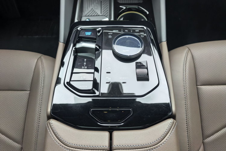 BMW i5 2024 car image #19