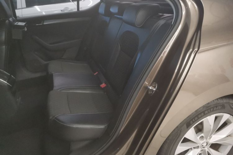 Skoda Superb 2015 car image #19