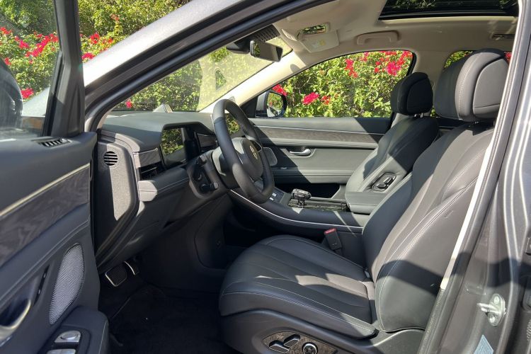 2023 car image #19