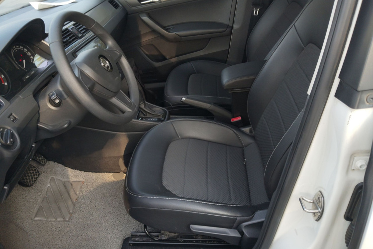 Skoda Rapid Spaceback 2017 car image #19