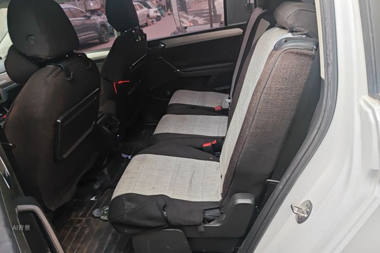 Volkswagen Touran 2021 car image #19