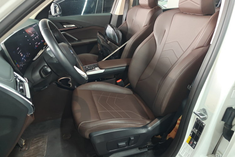 BMW iX1 2025 #19 BMW iX1 2025 صورة سيارة #19