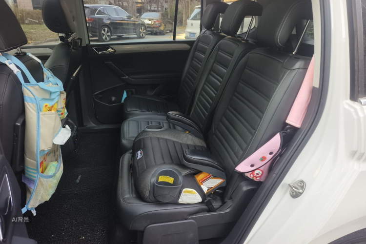 Volkswagen Touran 2018 car image #19