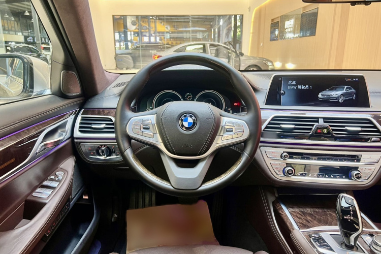 BMW 7 Series 2018 car image #19