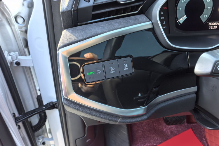 Audi Q3 2019 car image #19