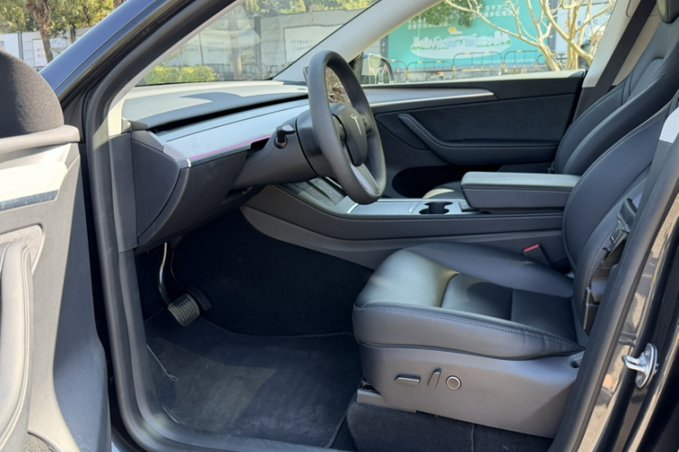 Tesla Model Y 2025 #19 Tesla Model Y 2025 car image #19