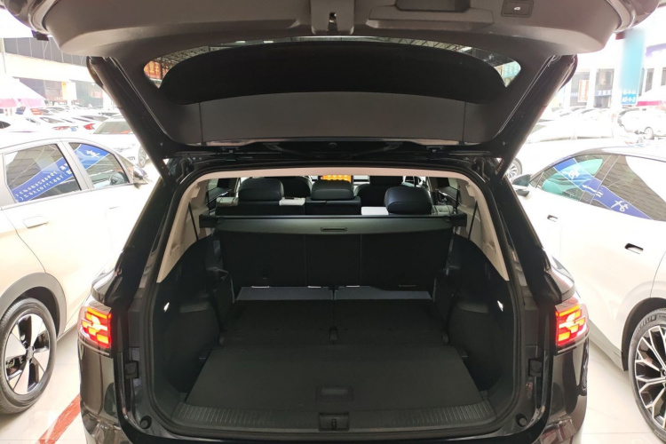 Volkswagen ID.6 Crozz 2023 immagine di auto #19