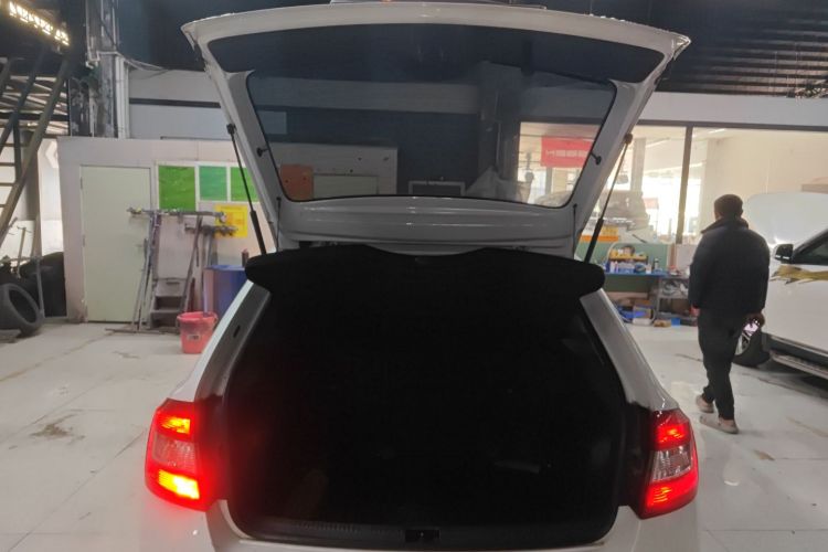 Skoda Rapid Spaceback 2016 car image #19