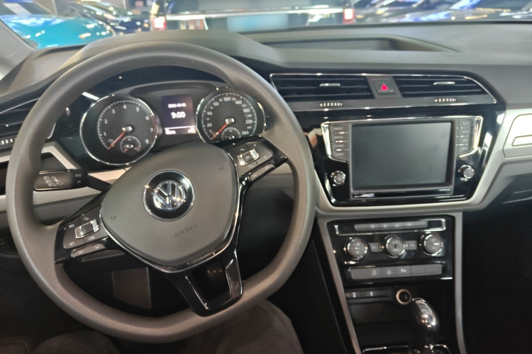 Volkswagen Touran 2019 #19 Volkswagen Touran 2019 car image #19