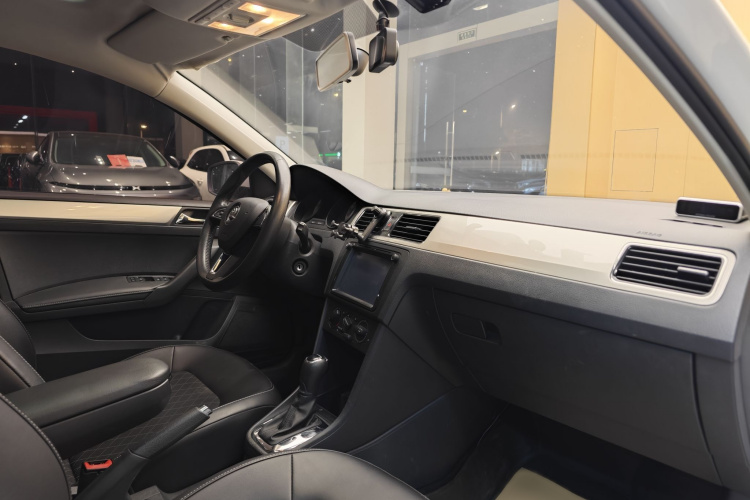 Skoda Rapid Spaceback 2019 car image #19