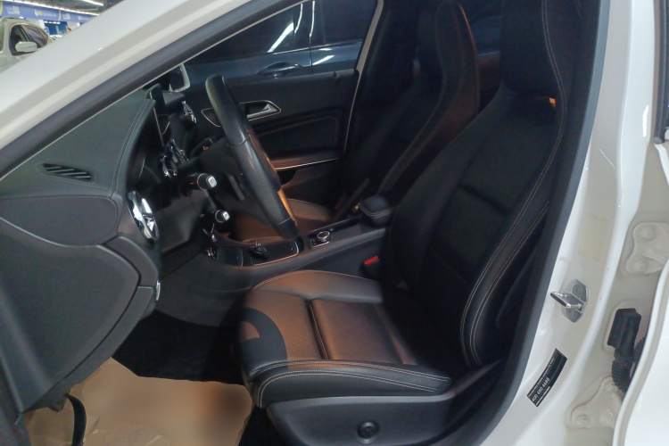 Mercedes-Benz GLA Class 2018 car image #19