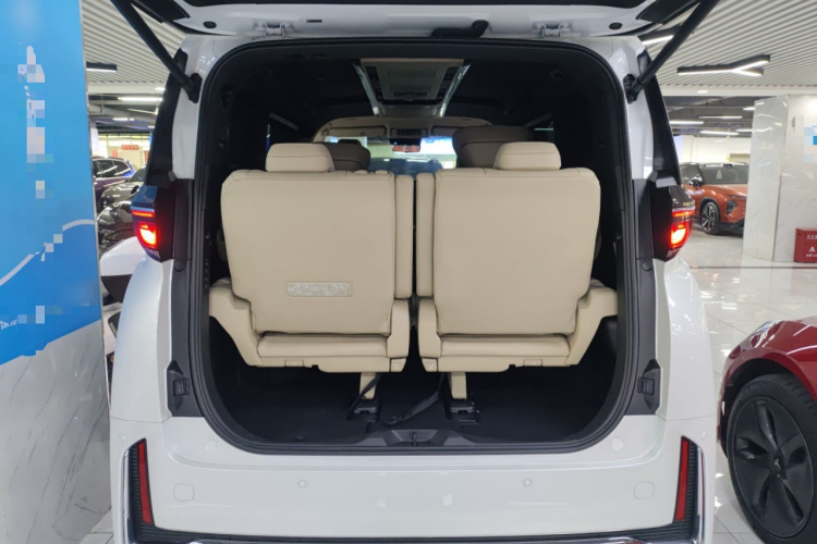 Toyota Vellfire 2024 car image #19