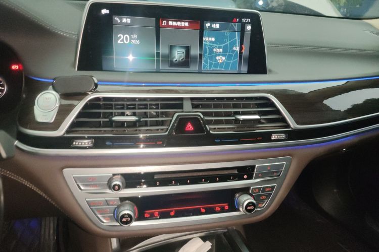 BMW 7 Series 2018 car image #19