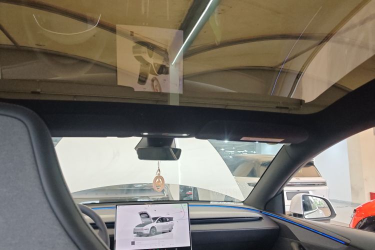 Tesla Model Y L 2025 image de voiture #19