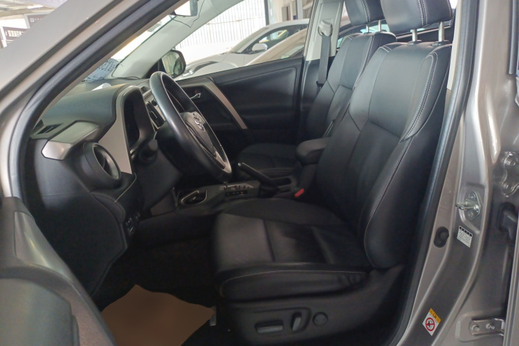 Toyota RAV4 2018 car image #19