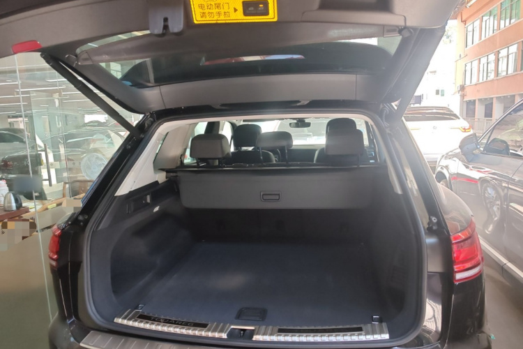 Volkswagen Touareg 2020 car image #19