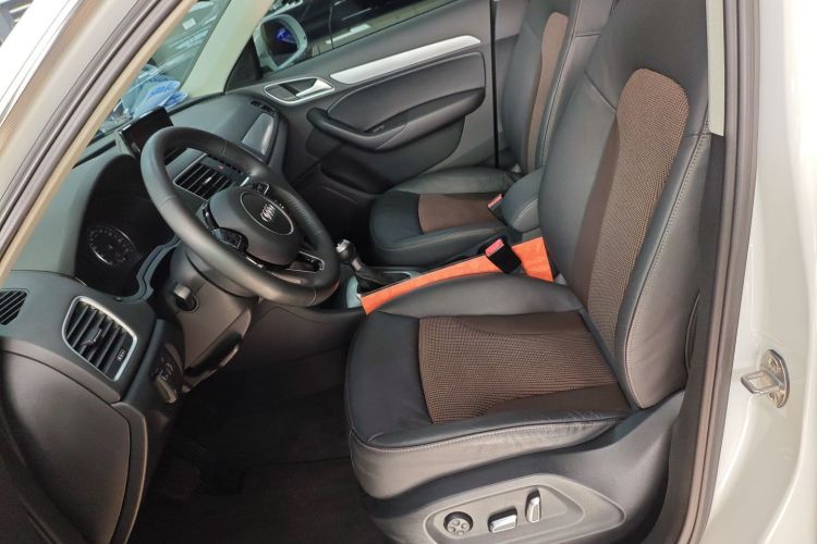 Audi Q3 2017 car image #19