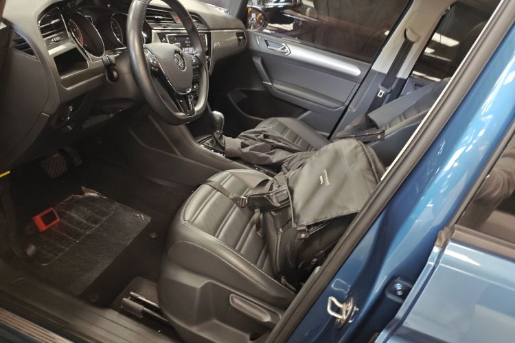 Volkswagen Touran 2018 car image #19