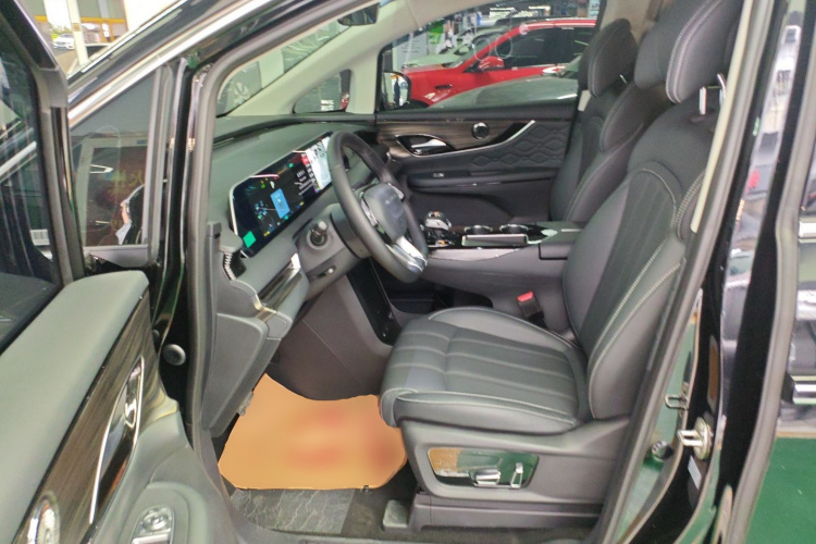 Forthing V9 2025 car image #19