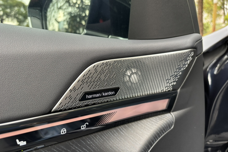 BMW i5 2024 car image #19