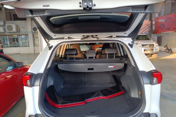 Toyota RAV4 2022 car image #19