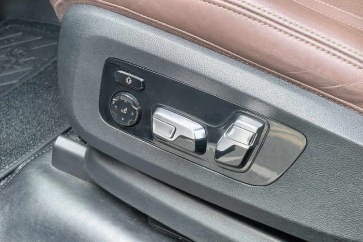 BMW X7 2020 car image #19