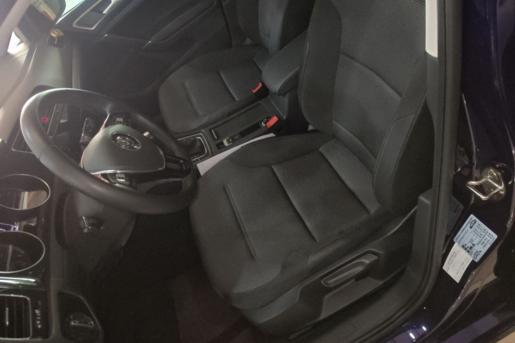 Volkswagen Golf 2020 car image #19