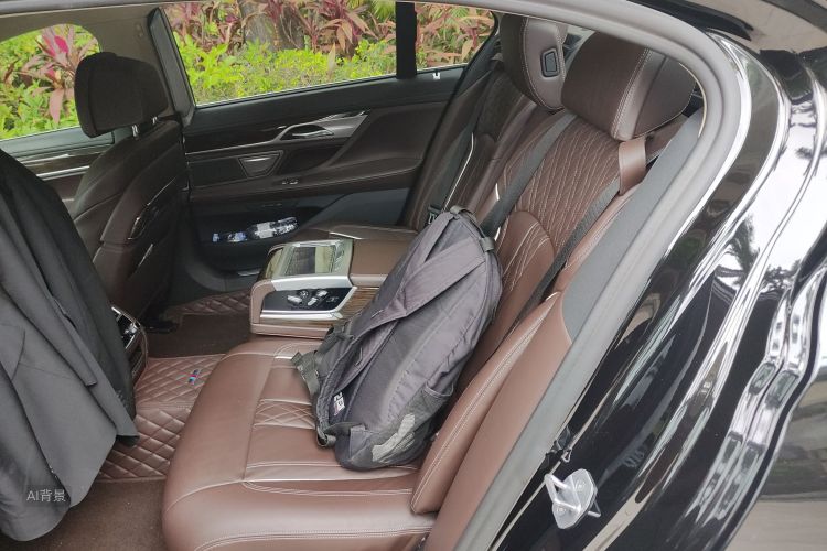 BMW 7 Series 2019 car image #19